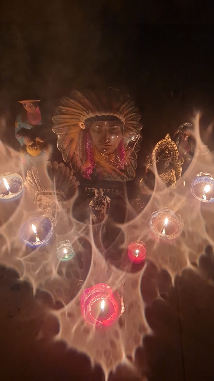Mesa ritual de Curandero Samacoro con elementos de brujería negra