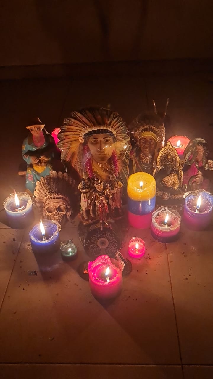 Ceremonia con tabaco sagrado y velas ceremoniales